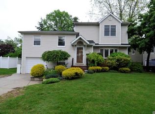 18 Saturn Ct, Syosset, NY 11791