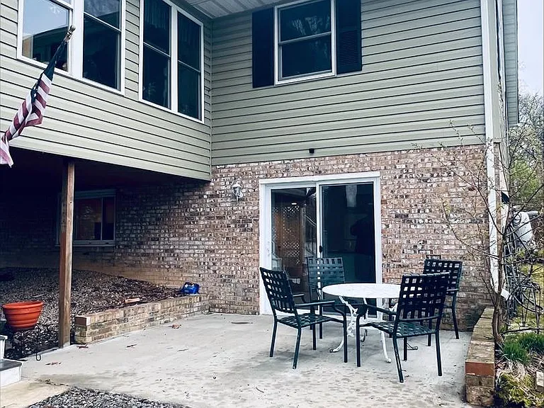 2043 Sue Ave — Photo 4