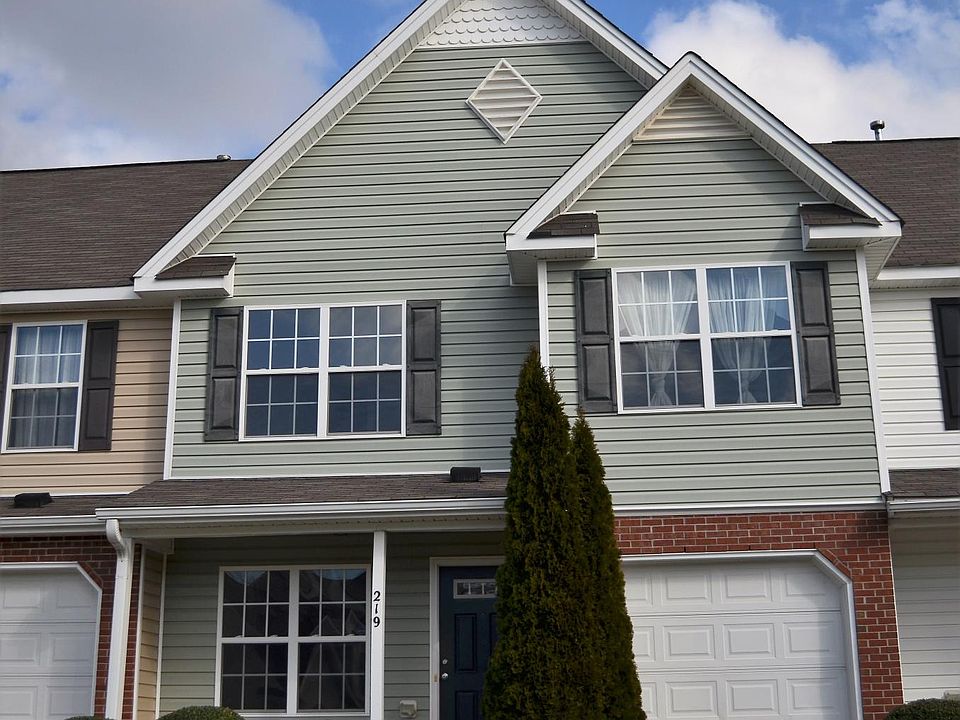 Spacious townhouse in a pristine community