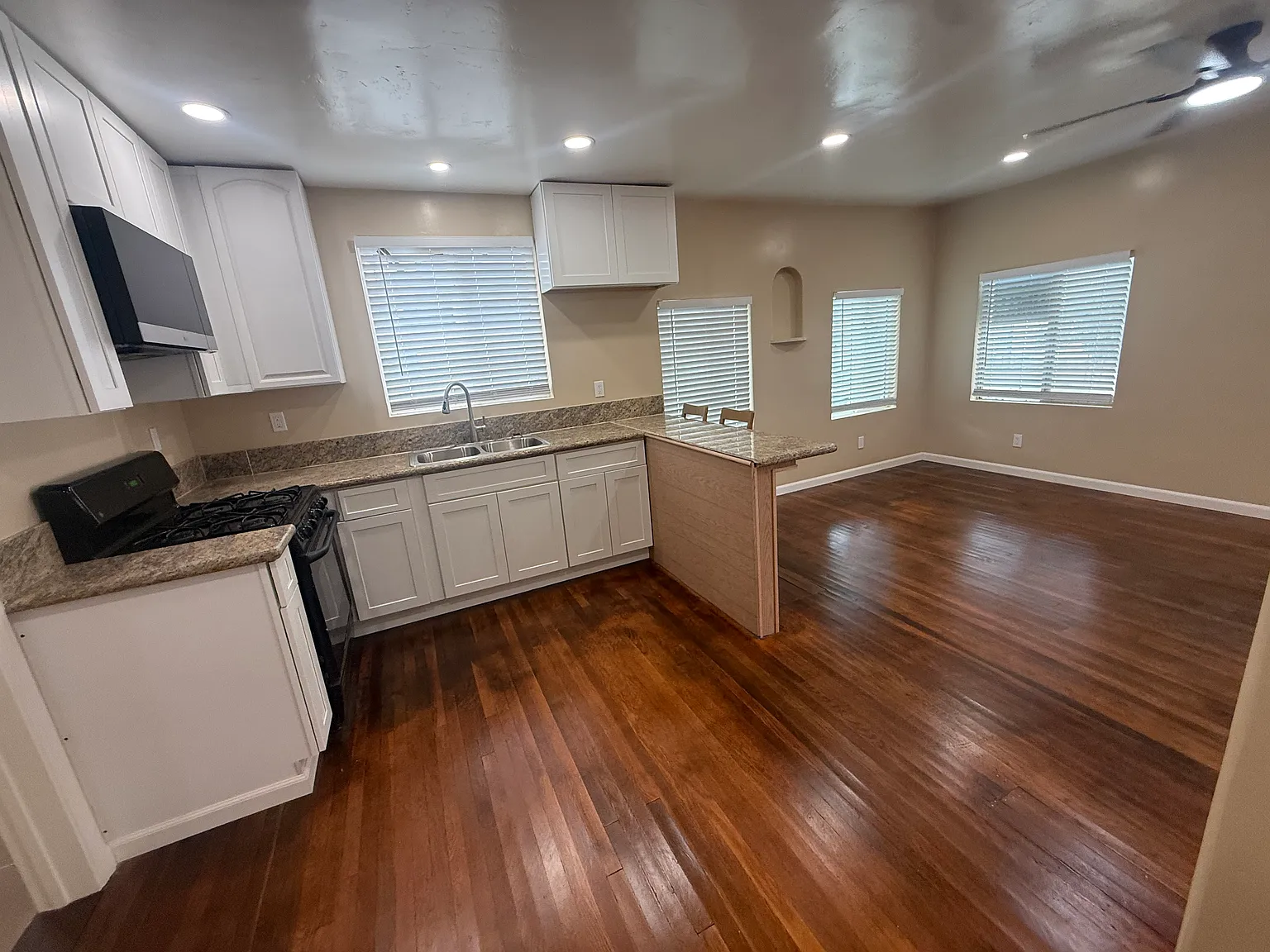 4 bed, 1500 sqft, $4,995 — Photo 2