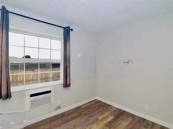 4th image of 4827 Castle Ave #2