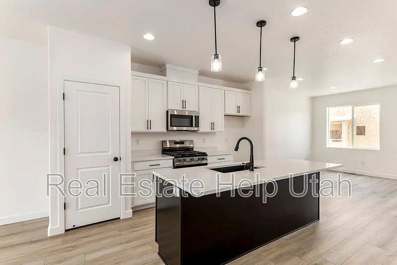 4 bed, 3.5 bath, 1872 sqft, $500 — Photo 3