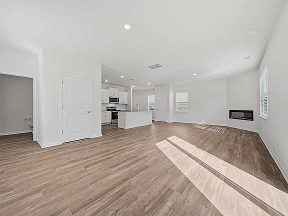 4th image of 1366 37th Avenue Ln NE