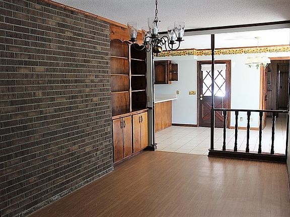 5th image of 104 Dogwood St
