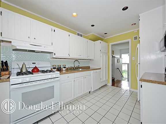 3rd image of 40 Harriet Dr