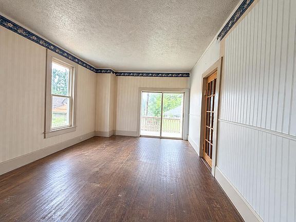 5th image of 215 Innis St