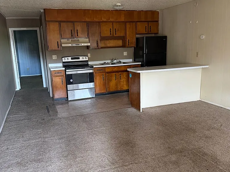 499 N Hawkins St — Photo 2