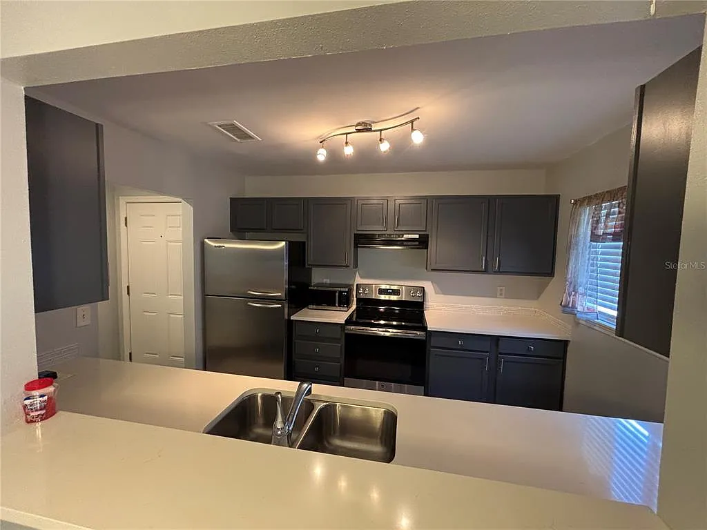 3 bed, 2.0 bath, 1385 sqft, $1,995 — Photo 2