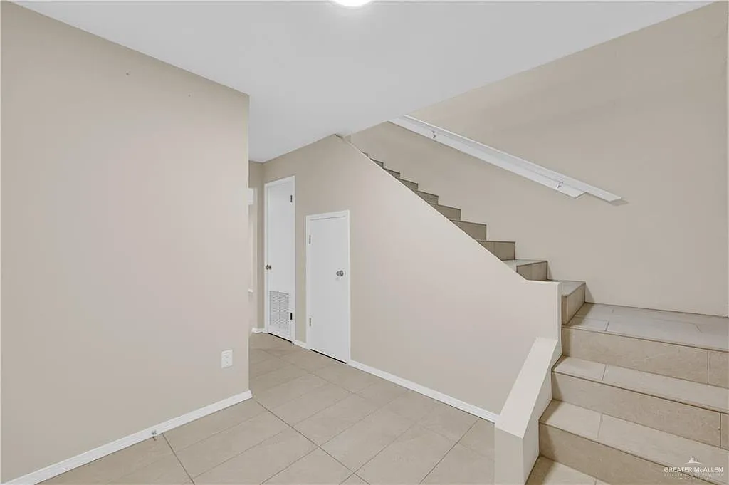 3 bed, 3.5 bath, 1924 sqft, $1,950 — Photo 3