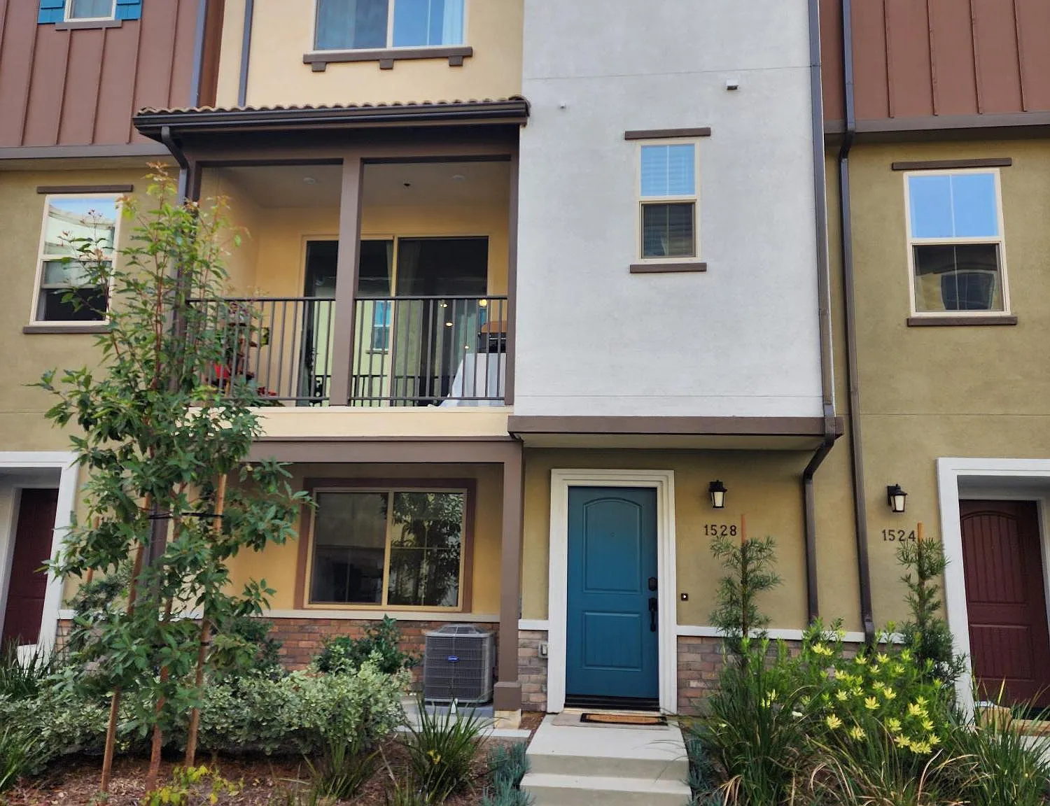3 bed, 2.5 bath, 1660 sqft, $3,900 — Photo 1
