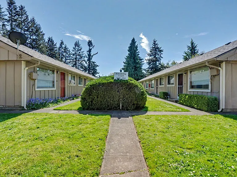 086-Friendship Court Apartments — Photo 15