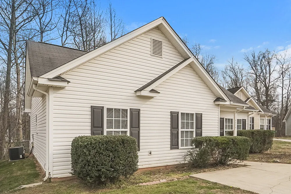 3 bed, 2.0 bath, 1010 sqft, $1,780 — Photo 3
