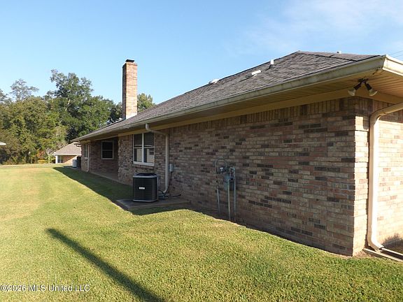 2nd image of 471 River Rd