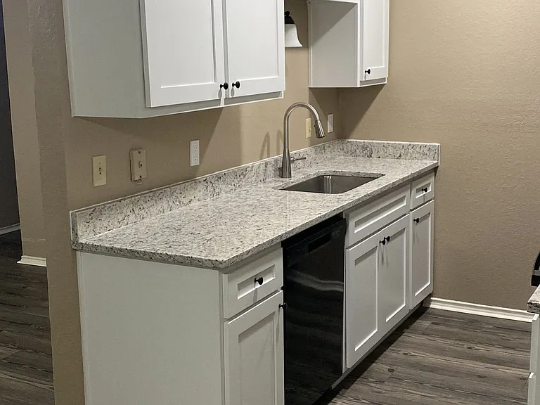 Crestwood Square Apartaments — Photo 9