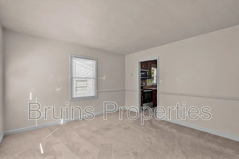 3 bed, 1.0 bath, 850 sqft, $1,300 — Photo 2