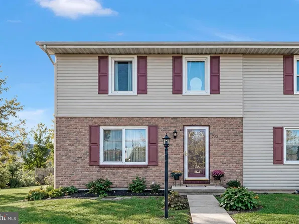 221 N Center St, Fredericksburg, PA 17026