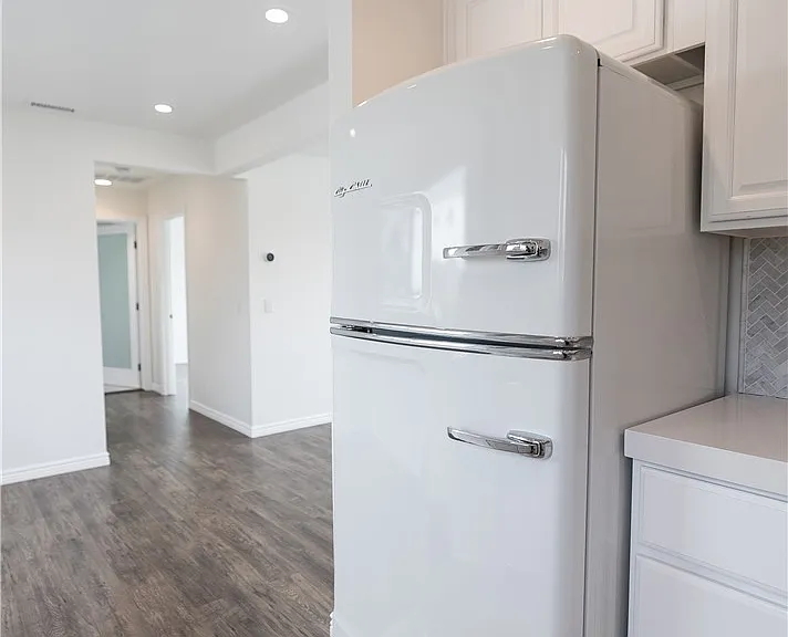 577 S Ramona Ave #E — Photo 16