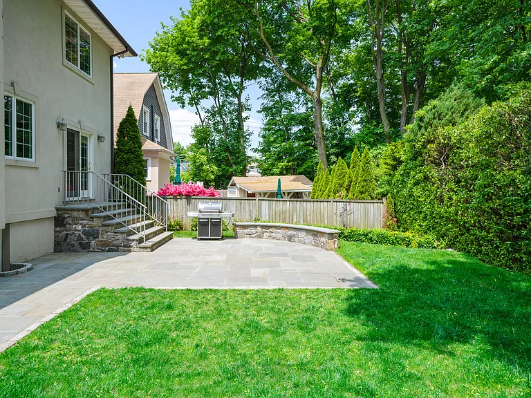 525 Carroll Ave — Photo 34