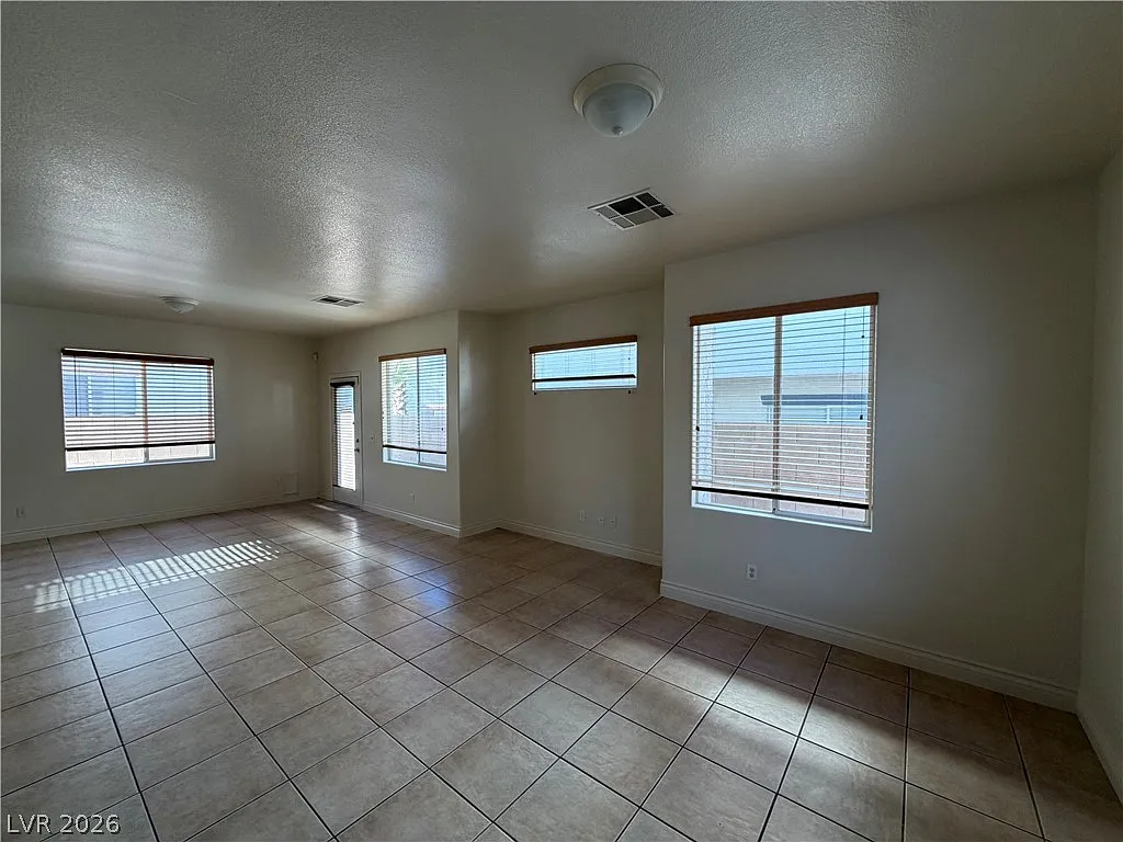 4 bed, 2.5 bath, 1849 sqft, $1,975 — Photo 3