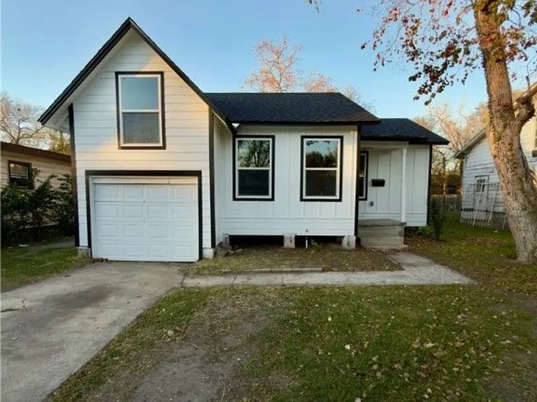 1312 E Anaqua Ave — Photo 1
