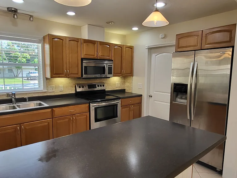901 N Palm Dr SW — Photo 2