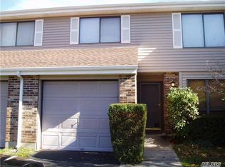 225 Hidden Ponds Cir, Smithtown, NY 11787