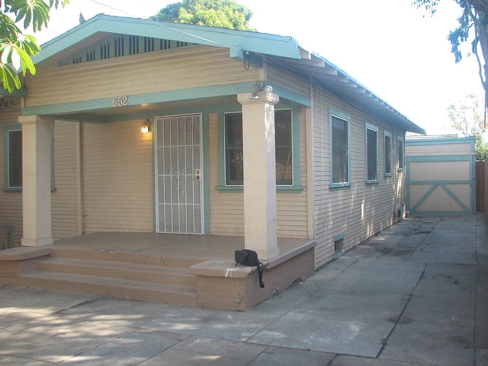 652 Newport Front Entry and Rear Garage