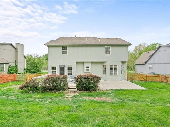 313 SE Canterbury Ln, Lees Summit, MO 64063