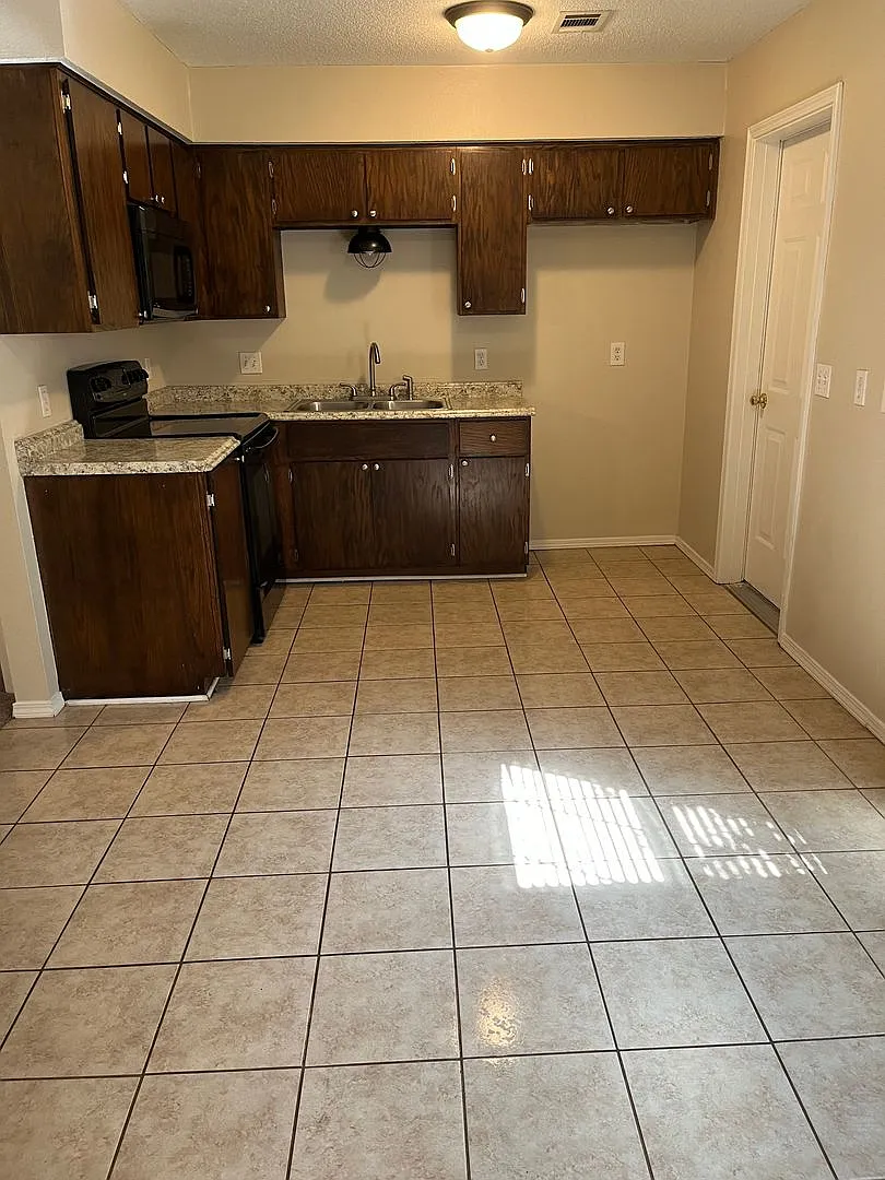 Three Bedroom/1,5 Bath Home — Photo 2