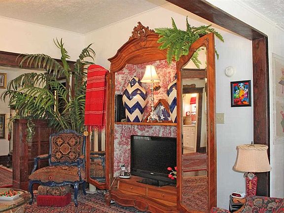 5th image of 301 N De Clark Ave
