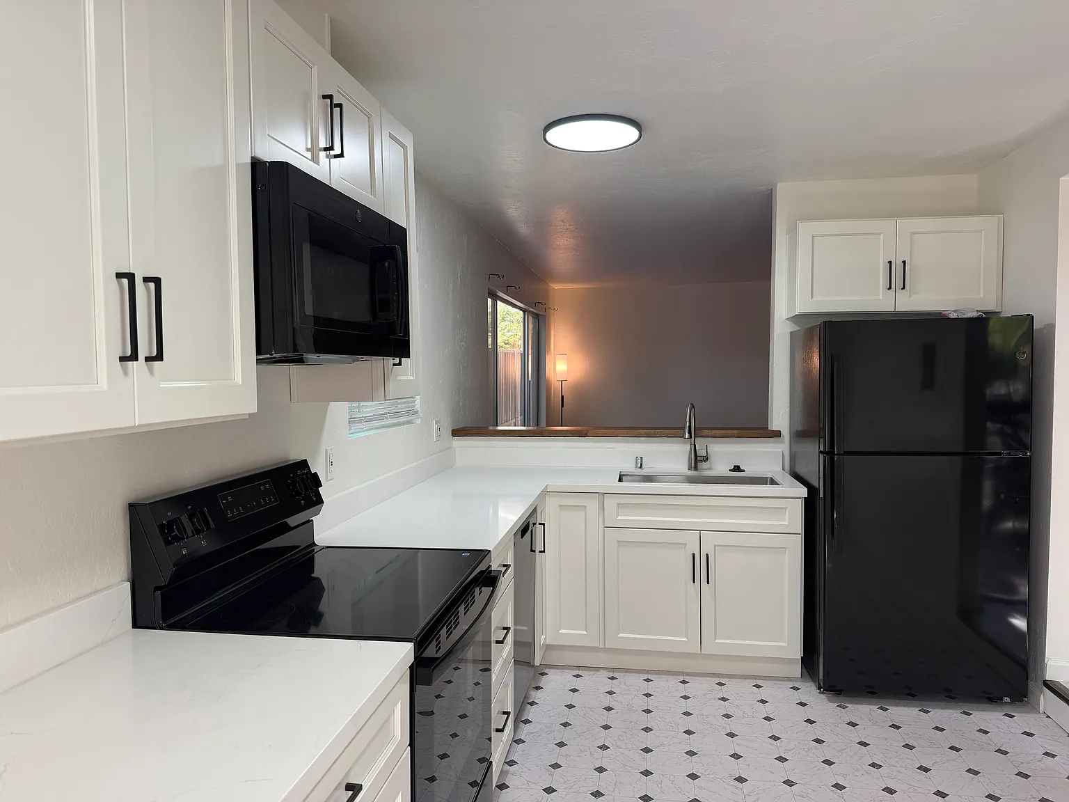 2 bed, 855 sqft, $2,150 — Photo 2