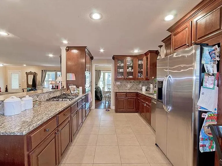 6215 Saratoga Cir — Photo 6