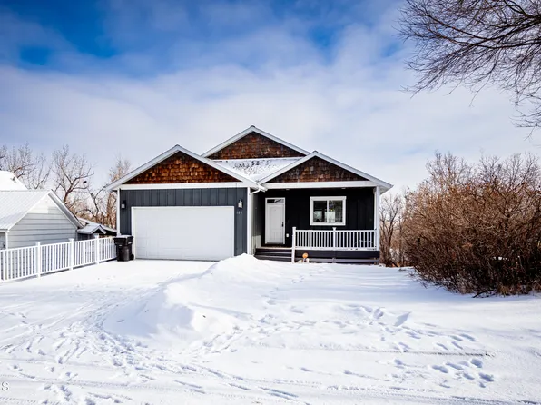 104 4th St SE, Watford City, ND 58854