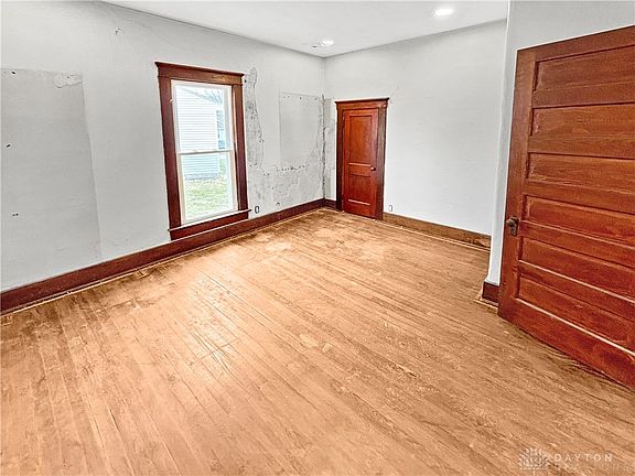 5th image of 427 E 5th St