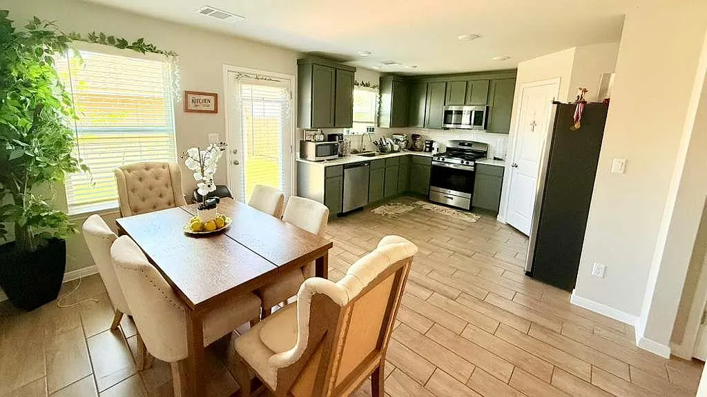 3 bed, 2.5 bath, 1306 sqft, $2,200 — Photo 3