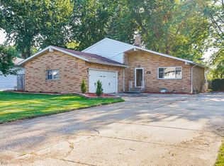 166 Lakehurst Dr, Eastlake, OH