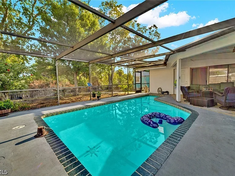 3271 Brooklyn Ave — Photo 44