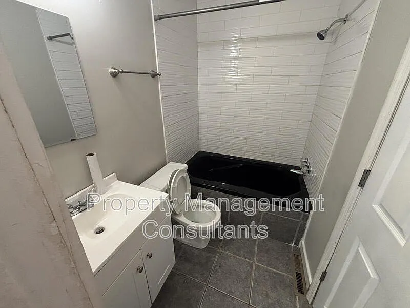 2 bed, 1.0 bath, 1000 sqft, $975 — Photo 2