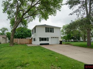 215 3rd St SW, Madelia, MN 56062