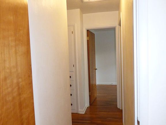 5th image of 1031-1033 Saginaw St S #1031