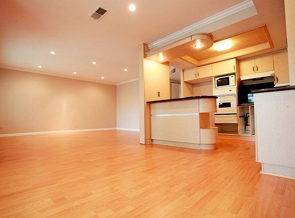 5th image of 582 Palm Dr APT 2