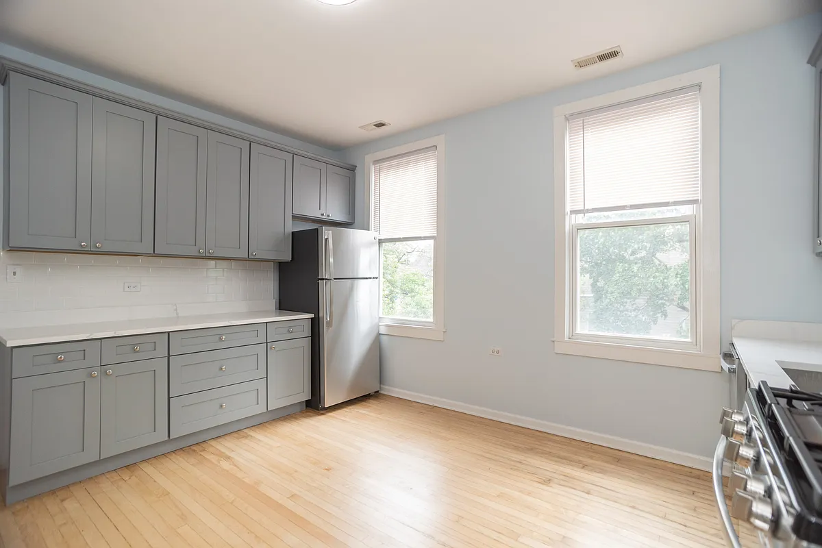 Building Photo - 3735 W Diversey Ave #3R