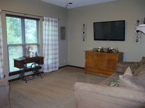 4th image of 8 N Oak Ct