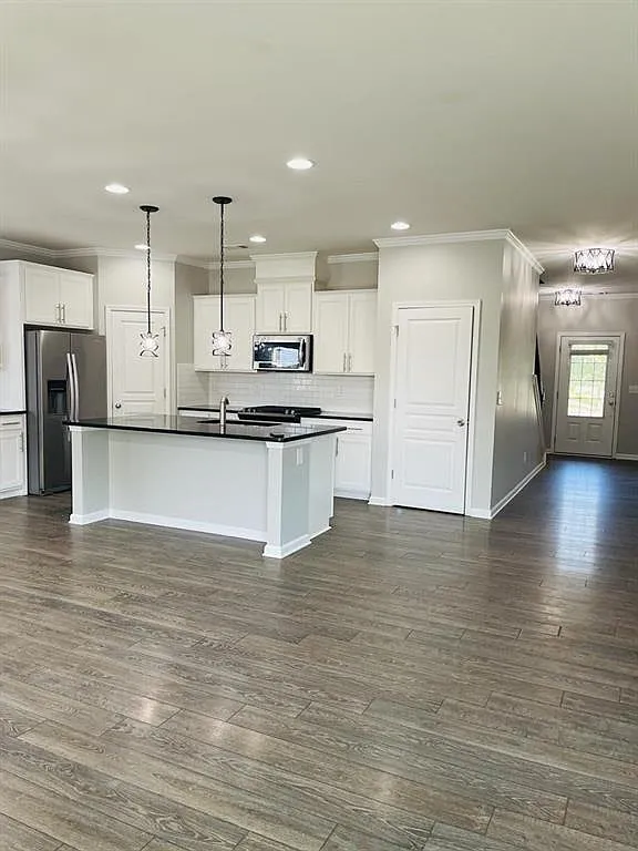 4 bed, 2.5 bath, 2609 sqft, $2,800 — Photo 3