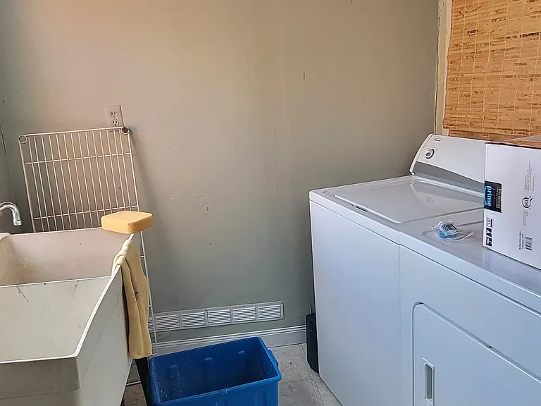 2323 Sarah St — Photo 13