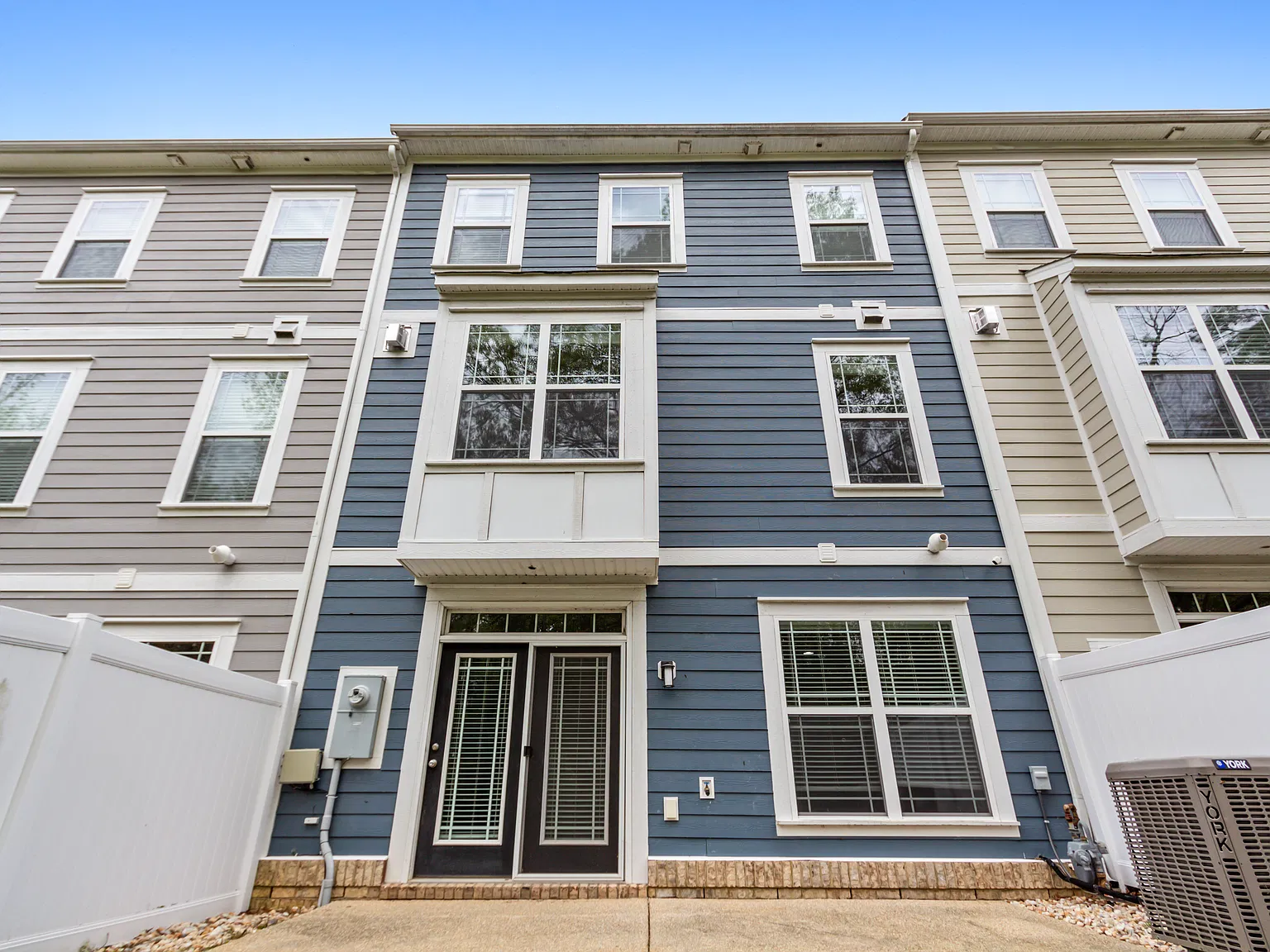 3 bed, 3.5 bath, 2766 sqft, $2,750 — Photo 2