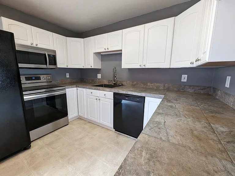 10902 NE Sacramento St — Photo 4