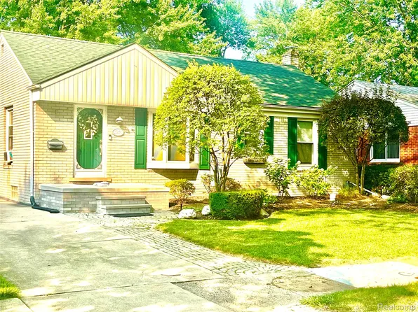 20651 Damman St, Harper Woods, MI 48225