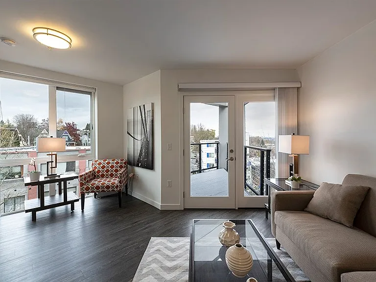 Hamilton- Your Bright, Modern City Home! — Photo 13
