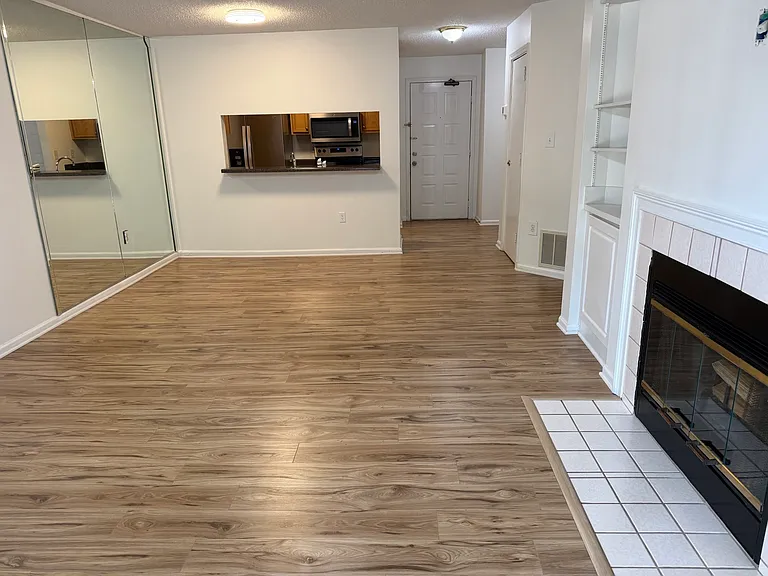3655 Habersham Rd NE #B-250 — Photo 2